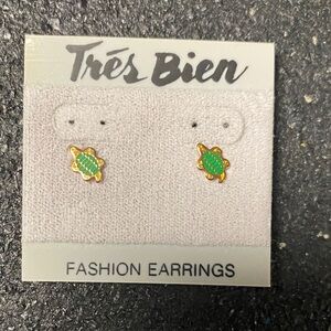 Trés Bien 90s Turtle Earrings